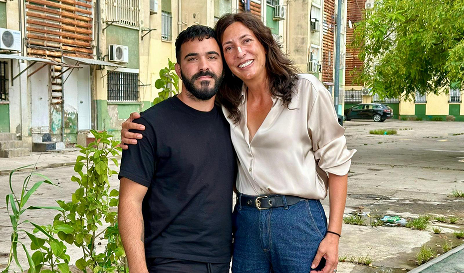 Loles López se acerca al barrio de Las Tres Mil Viviendas de la mano del 'influencer' Manuel Jiménez